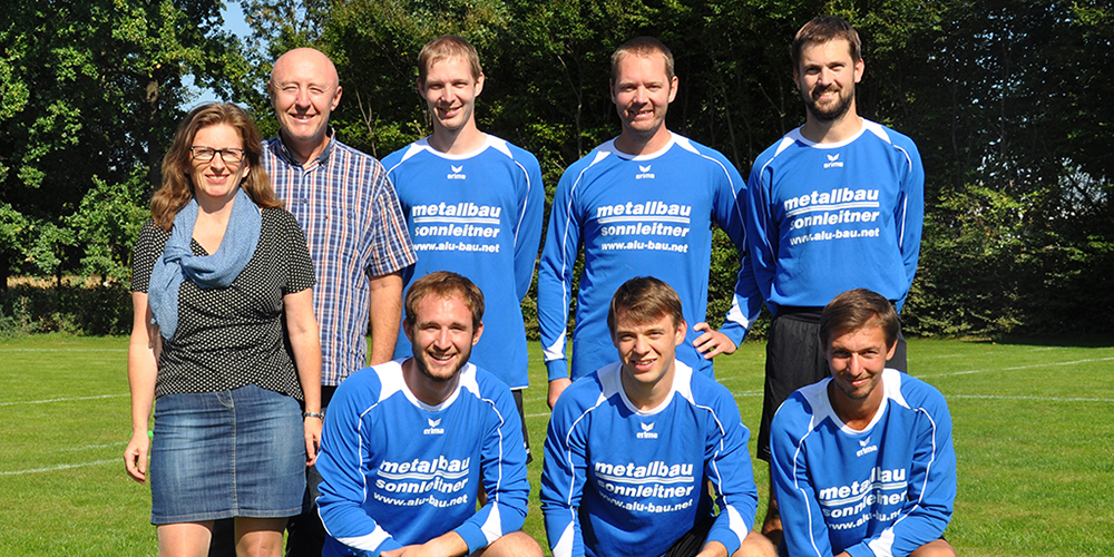 Das Faustballteam aus Böheimkirchen freut sich über die neuen Dressen, gesponsert von Firma Metallbau Sonnleitner