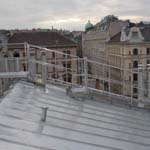 Stiegen mit Geländer auf dem Dach einer Wohnhausanlage