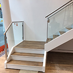 Treppenunterkonstruktion mit Glasgeländer für einen Shop